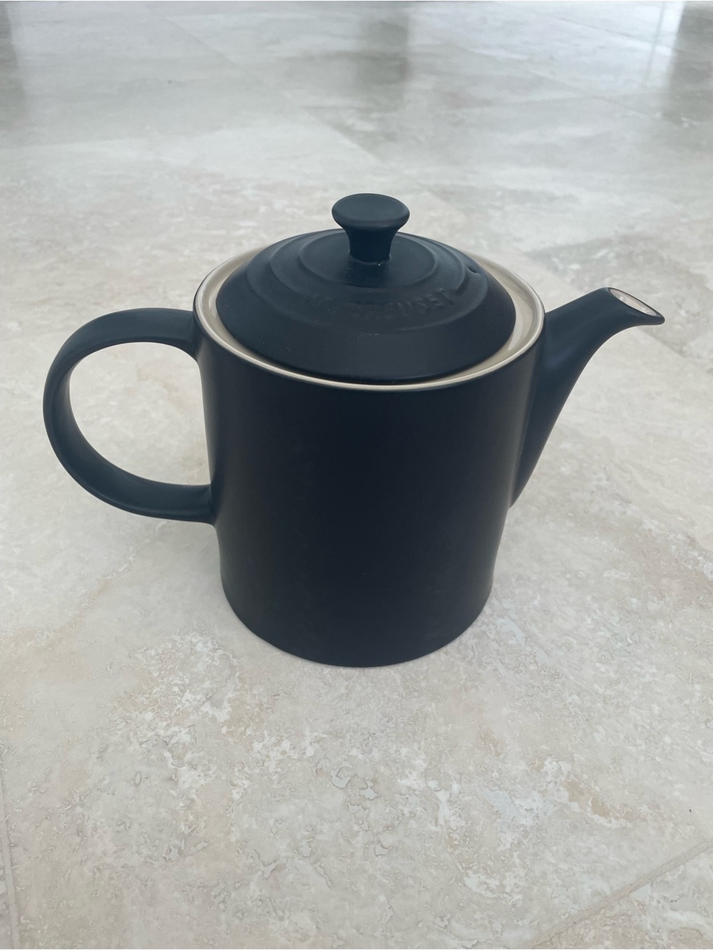 NWT Le Creuset 1.3 L Matte Black Ceramic Grand Teapot with Lid
